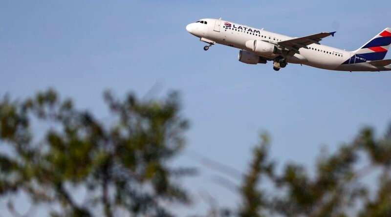 Latam anuncia compra de 24 aviões da Embraer